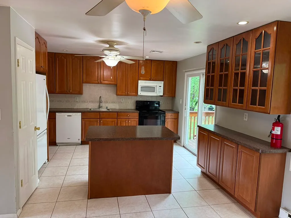 4 bed, 1906 sqft, $3,600 — Photo 4