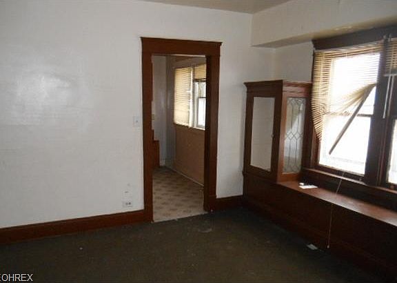 3rd image of 10209 Dickens Ave