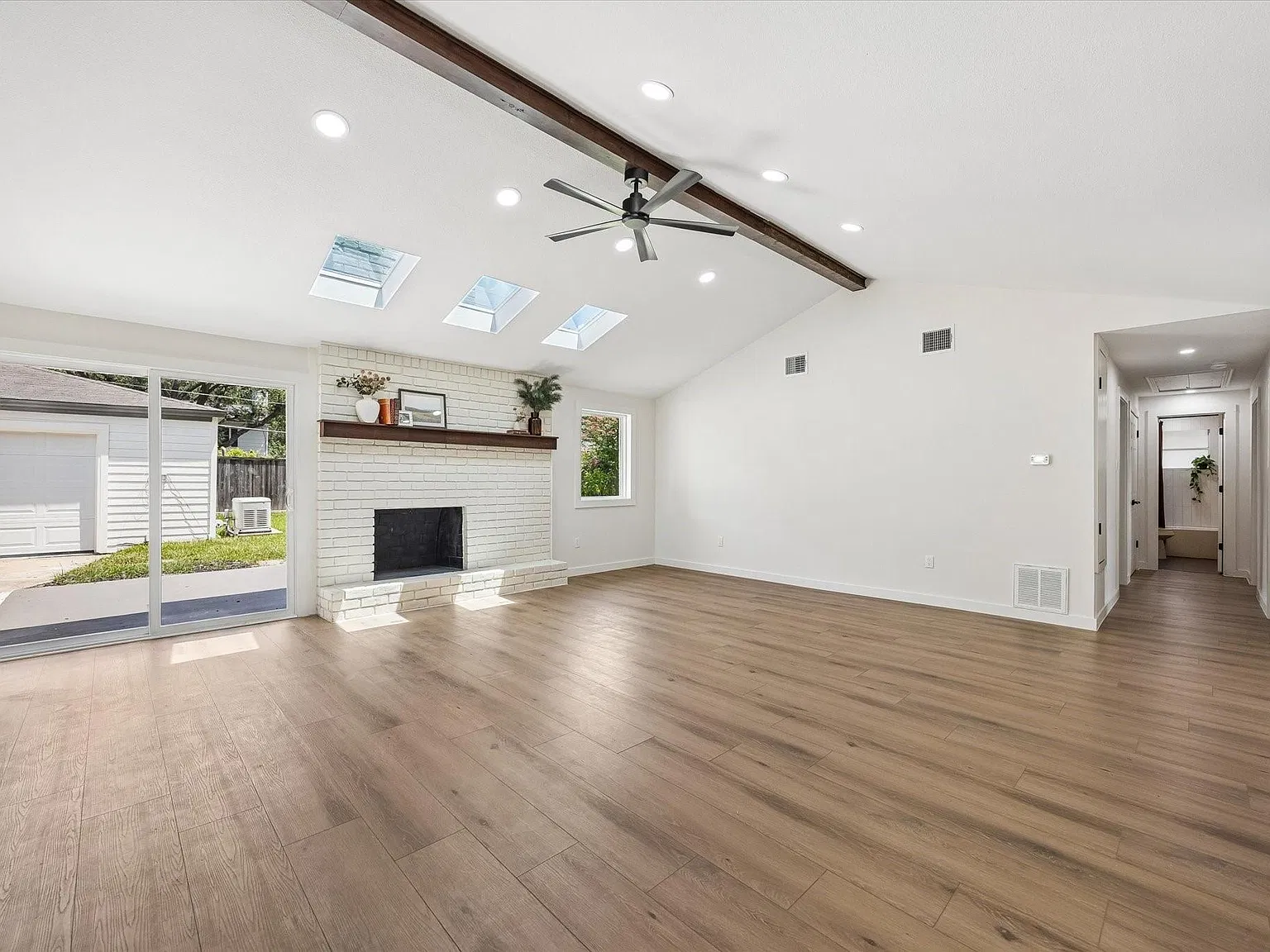 3 bed, 2.0 bath, 1998 sqft, $3,000 — Photo 4