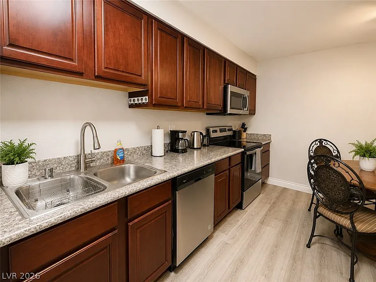5026 River Glen Dr #162 — Photo 5