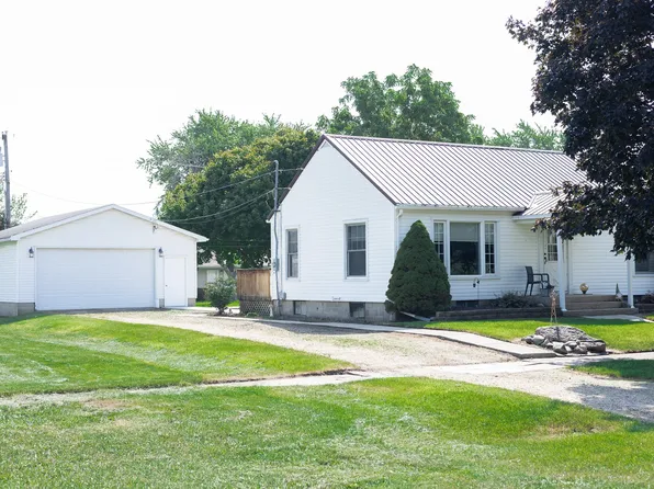 704 3rd St, Garwin, IA 50632