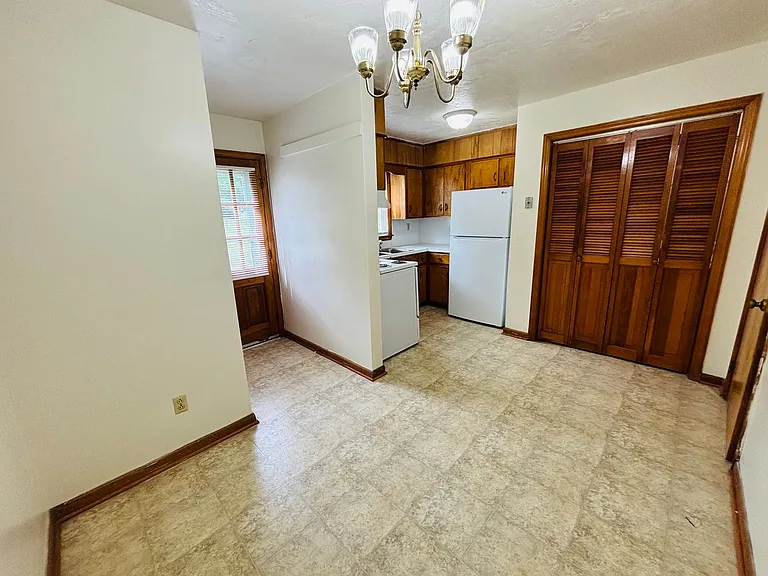 2 Bedroom, 1 Bath Apartment — Photo 10