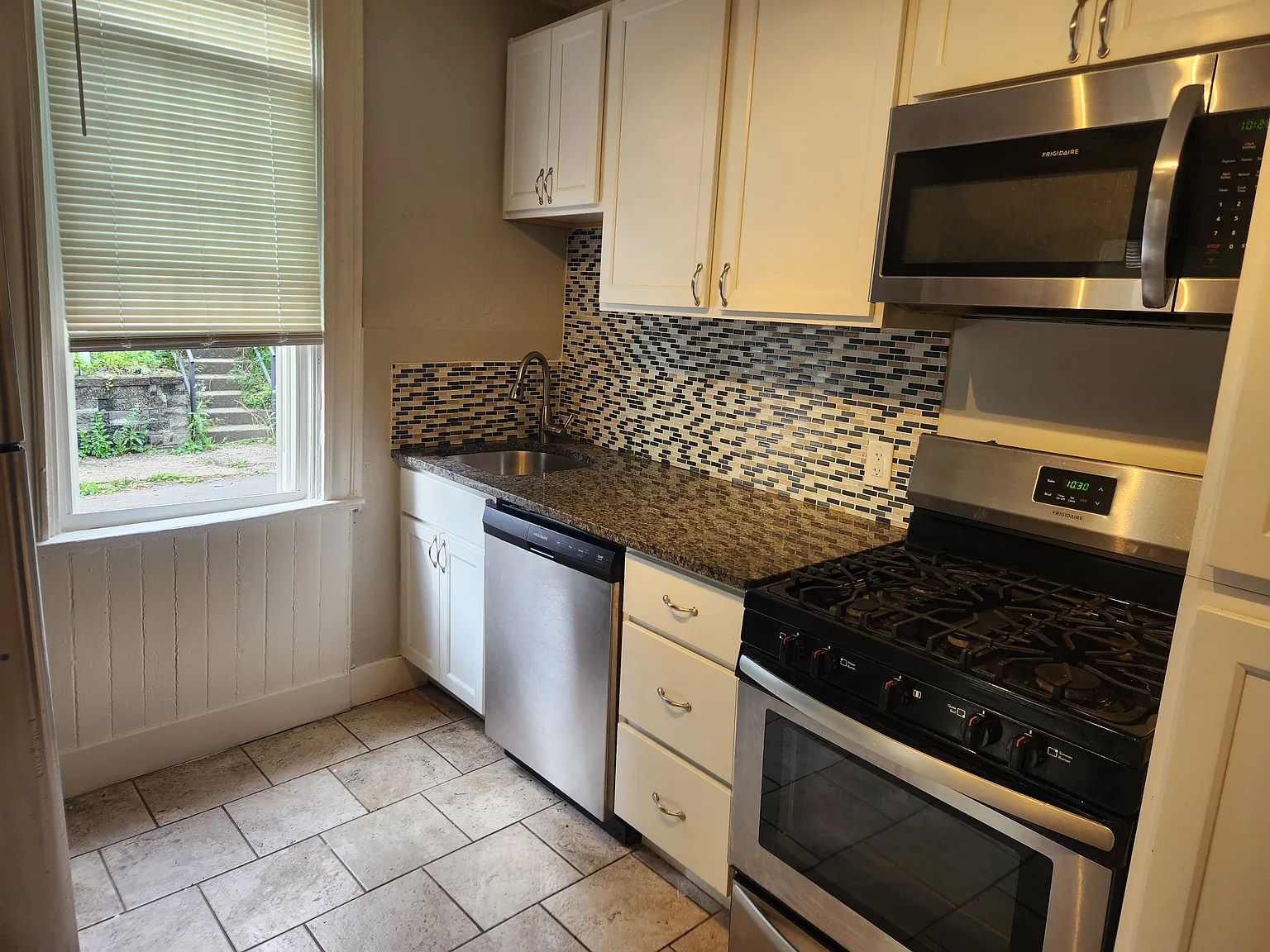 4 bed, 1120 sqft, $1,950 — Photo 4
