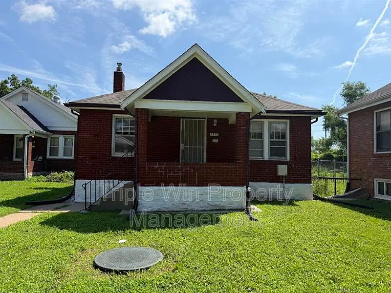 2 bed, 1.0 bath, 918 sqft, $1,050 — Photo 1