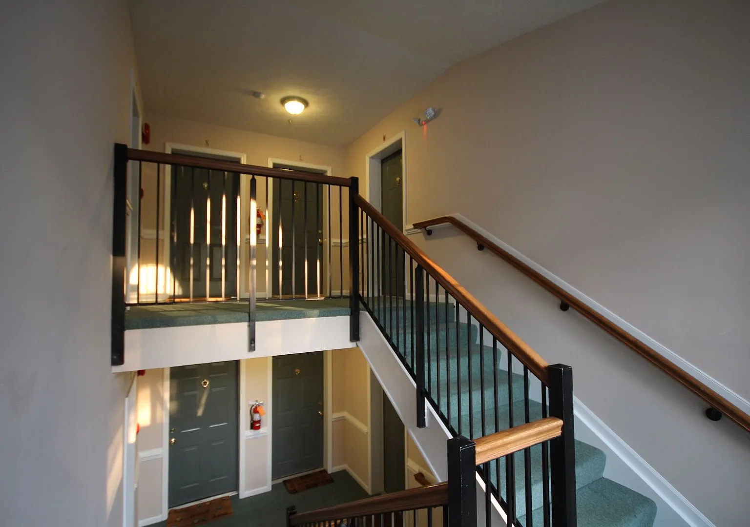 Lovely top floor condo with great features in Bel Air! — Photo 3