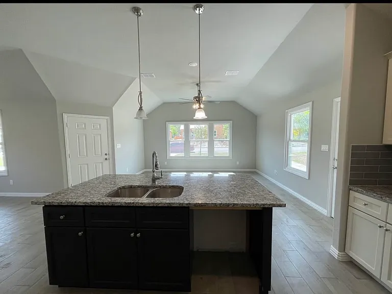 1019 E Hattie St — Photo 7