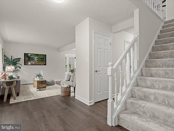 4th image of 709 Lanark Ct S