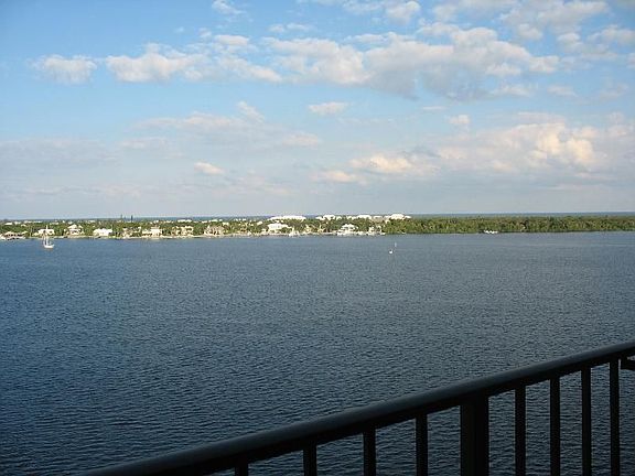 3rd image of 130 Lakeshore Dr APT 723