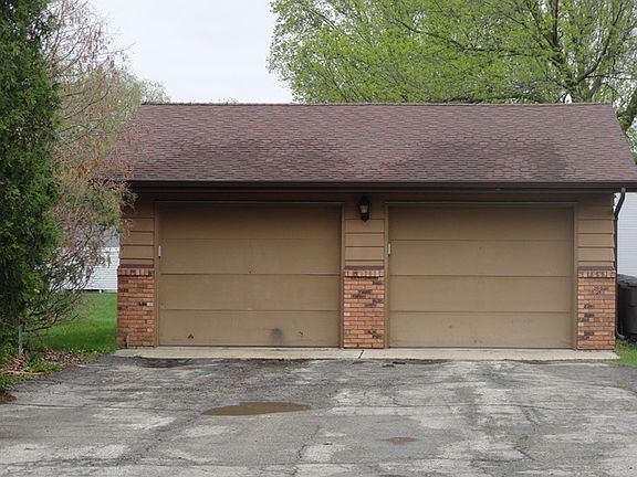 2nd image of 1016 Parkwood Ln #4