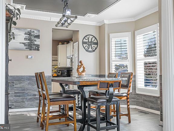 4th image of 211 Byfield Rd