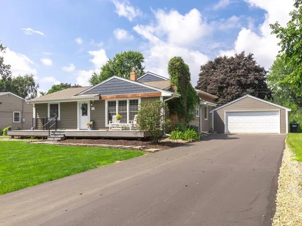 2687 Galtier St, Roseville, MN 55113