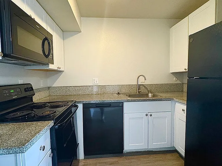 1425 Magnolia Ave — Photo 6