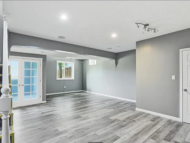18602 Leavenworth St — Photo 19