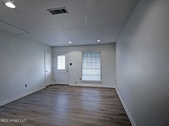 4th image of 2384 Harahan Rd