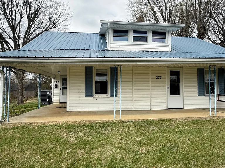 277 E Main St — Photo 3