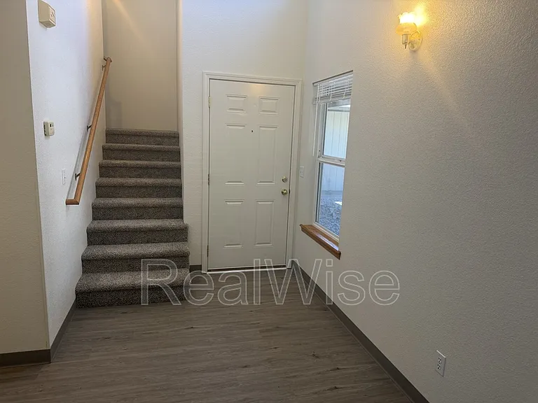 210 3rd St #B — Photo 19