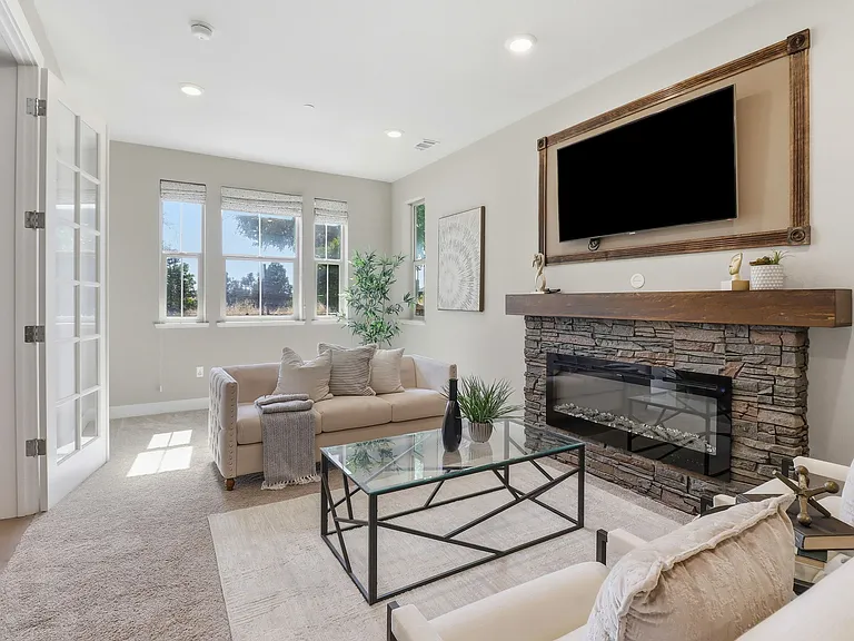 1626 California Cir — Photo 2