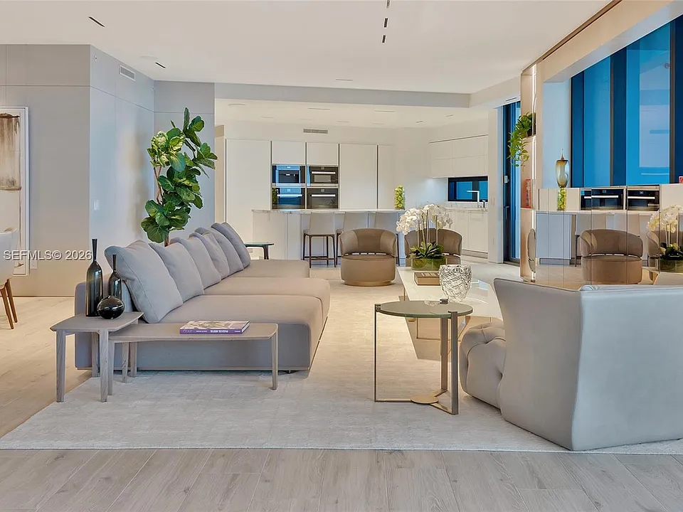 18555 Collins Ave #4705