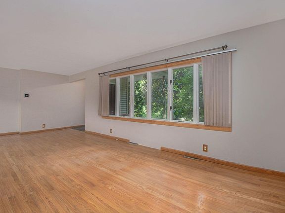 4th image of 1624 Orchard Ln