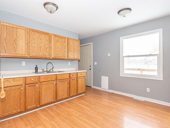 4th image of 4610 Lexington Ave