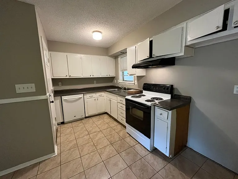 7813 Brentwood Dr — Photo 3