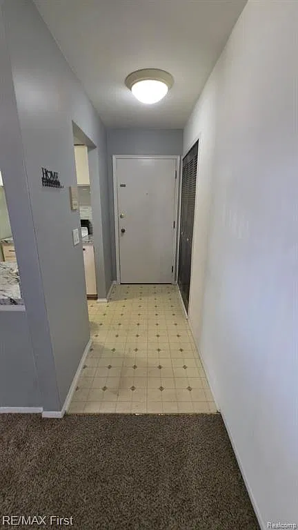 1 bed, 1.0 bath, 749 sqft, $1,000 — Photo 2