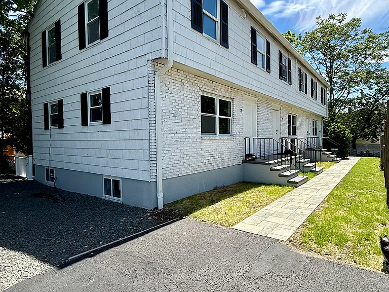 10 Elmwood St #12 — Photo 1