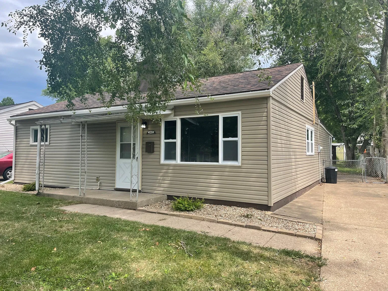 1817 S Granview Dr — Photo 2