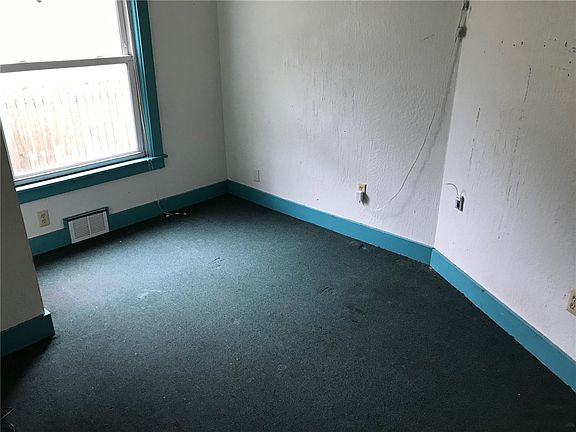 5th image of 324 Meadville St