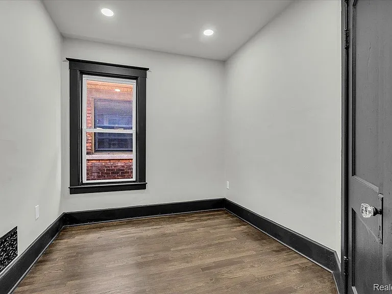 5240 Commonwealth St — Photo 17