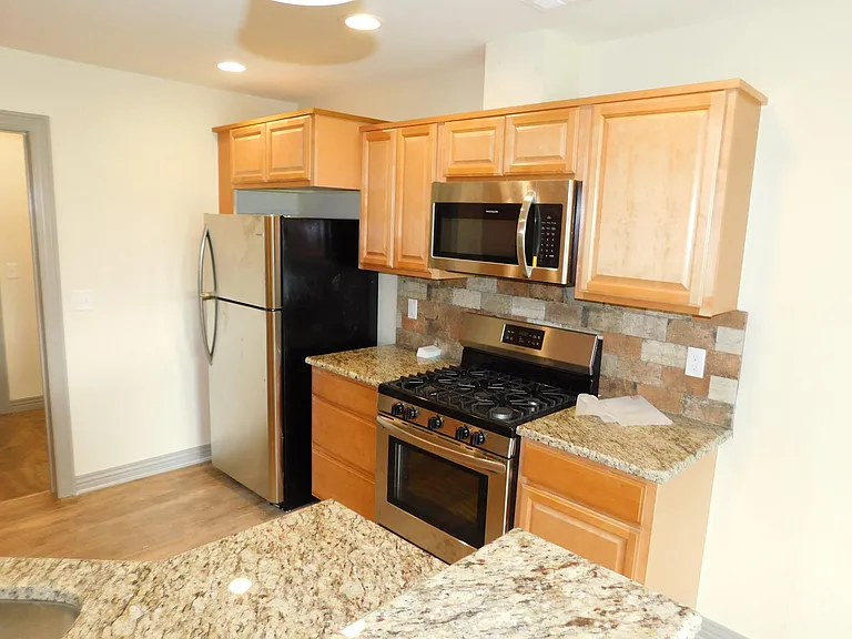 3306 N Hughmount Rd — Photo 4