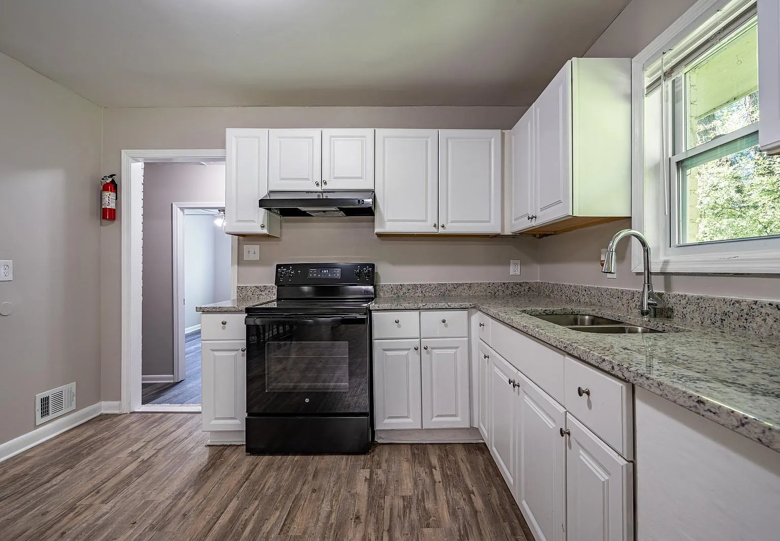 4 bed, 4.0 bath, 1481 sqft, $702 — Photo 4