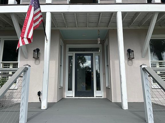 Large front porch! Great for enjoying your morning coffee.