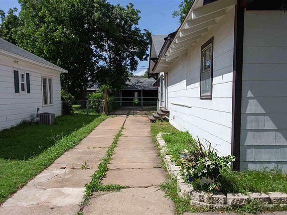 3rd image of 1710 Pearl Ave