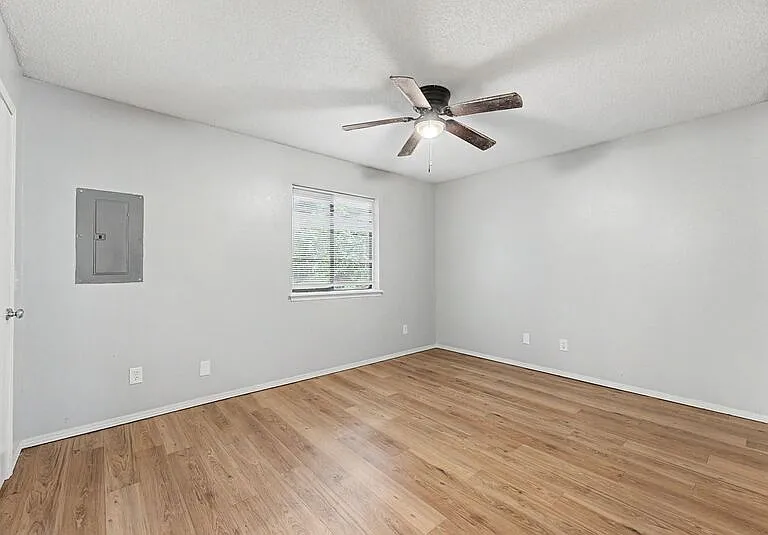 1037-1045 S Happy Hollow Rd — Photo 31