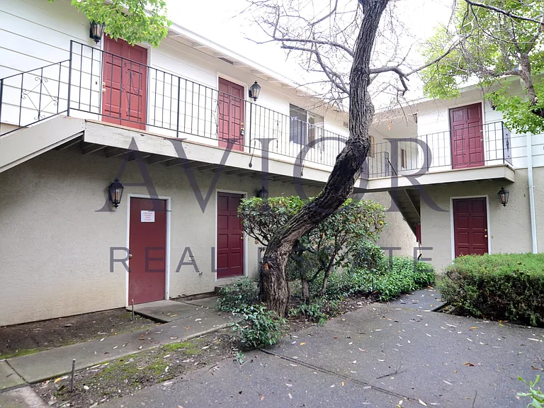 1398 Dale Avenue | 4
Mountain View