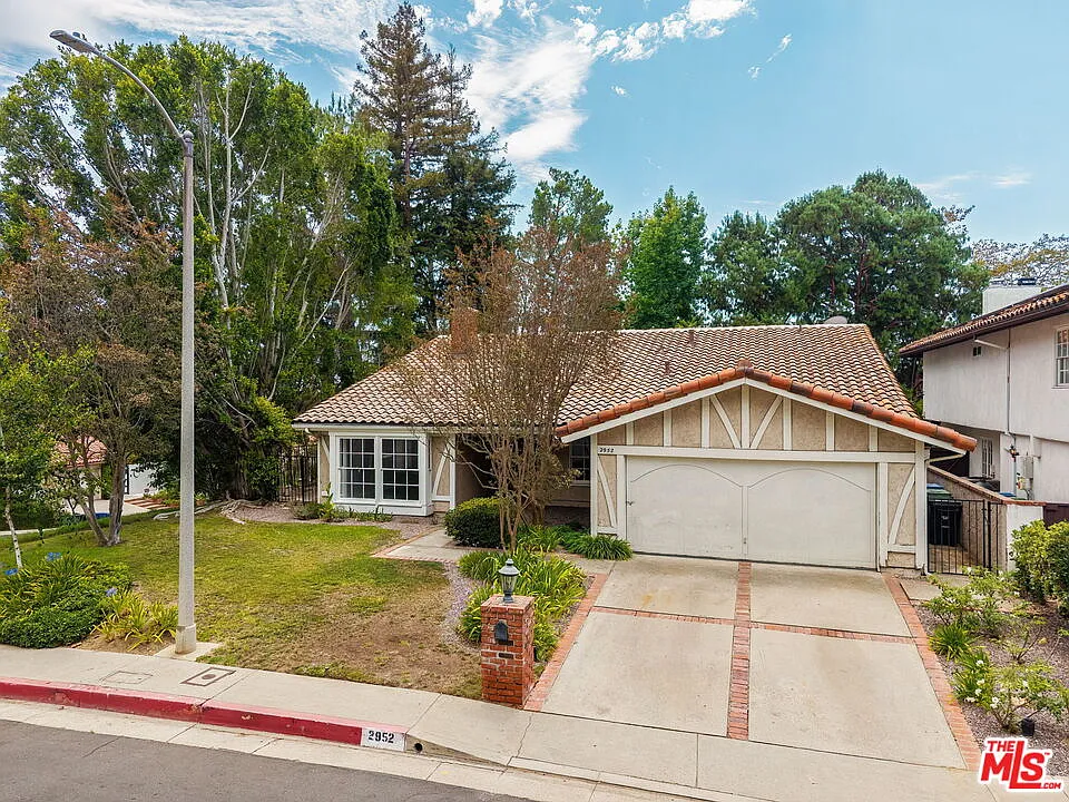 2952 Bottlebrush Dr