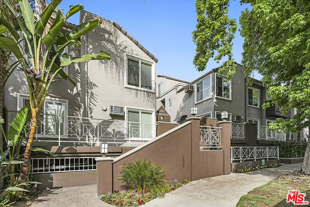 2 bed, 2.0 bath, 910 sqft, $2,895 — Photo 2