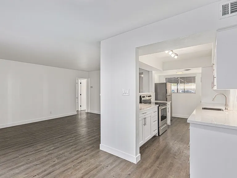 The Shorewood Apartments — Photo 38