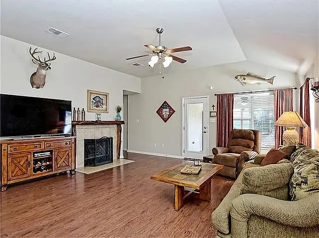 304 Trophy Ct — Photo 2