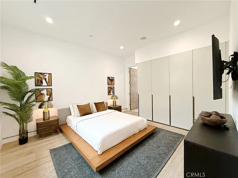 415 N Martel Ave — Photo 28