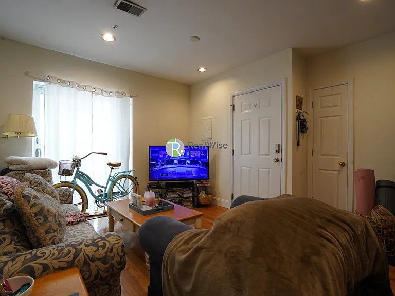 550 E 3rd St #2 — Photo 16