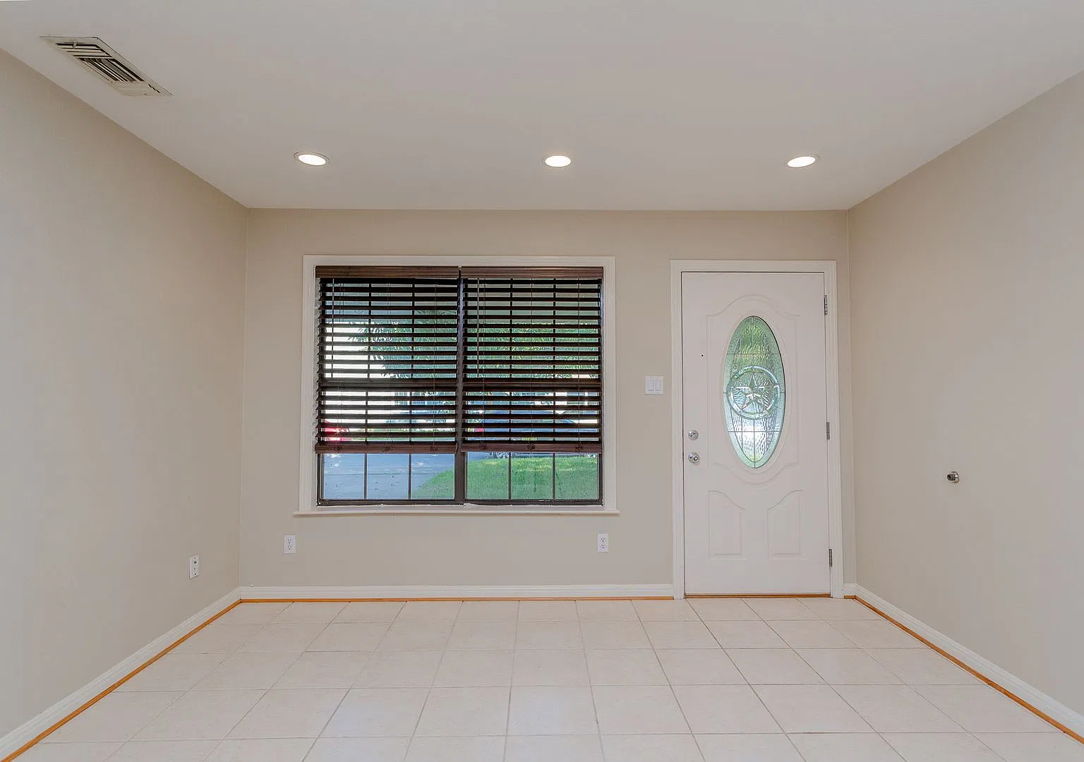 Charming 3-Bedroom Hyde Park Duplex with Covered Parking & Lawn Care Included! — Photo 3