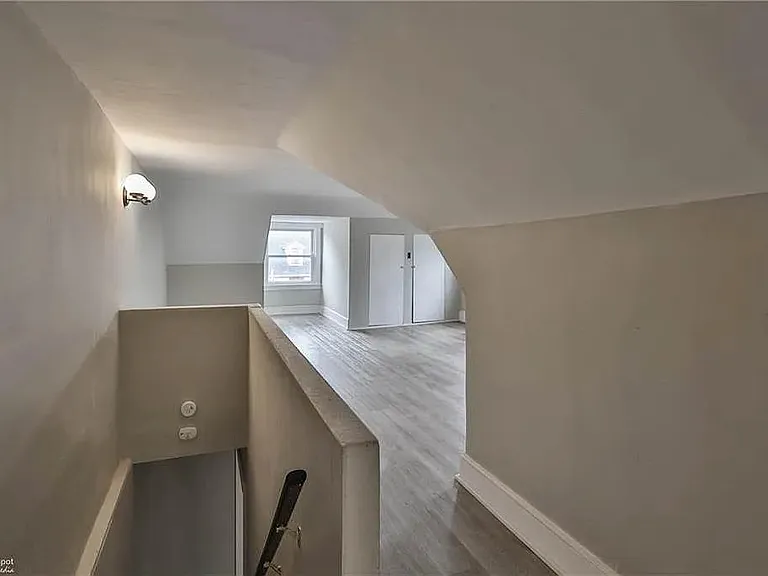 Top Floor - Large Bedroom 4
