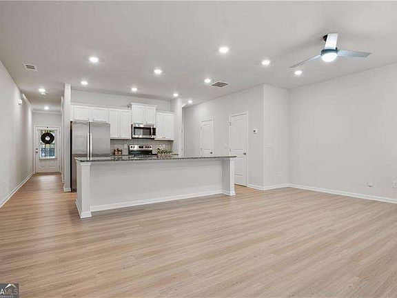 4th image of 241 Turner Ln