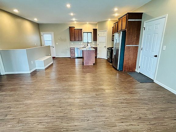 3rd image of 431 Susan St