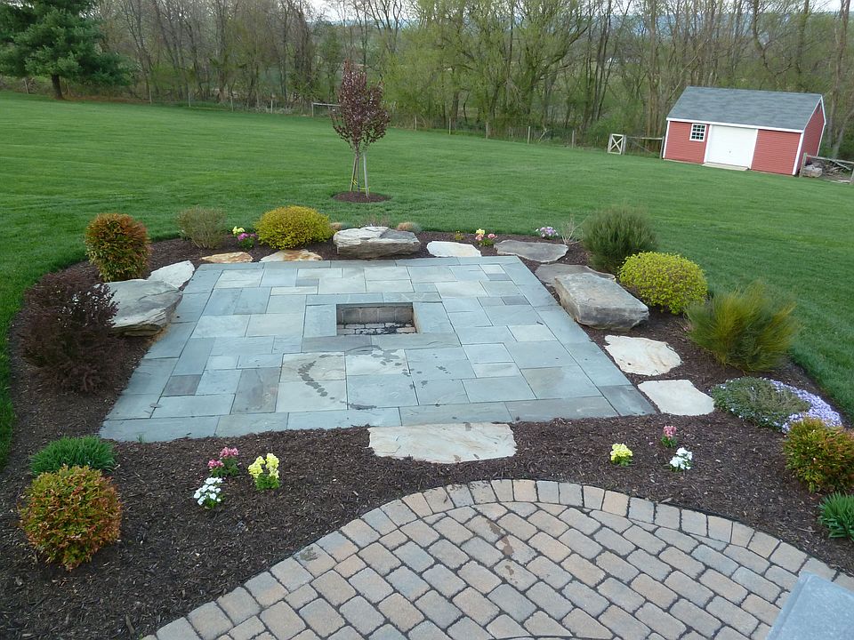 Bluestone Patio w/firepit