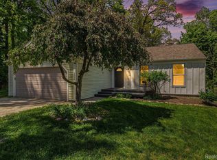 5996 Coppersmith Rd, Waterford, MI 48327