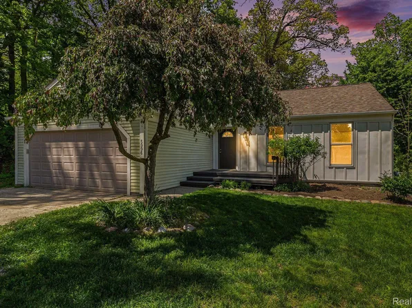 5996 Coppersmith Rd, Waterford, MI 48327