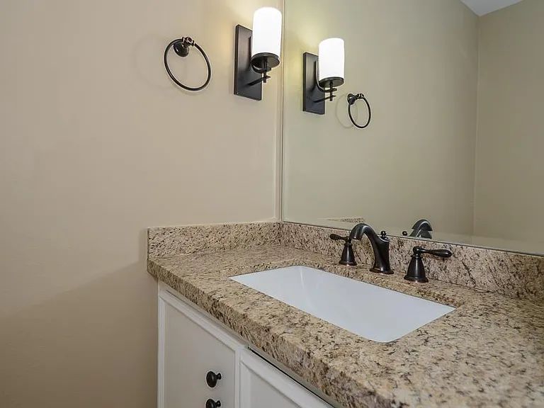 573 N Post Oak Ln — Photo 28
